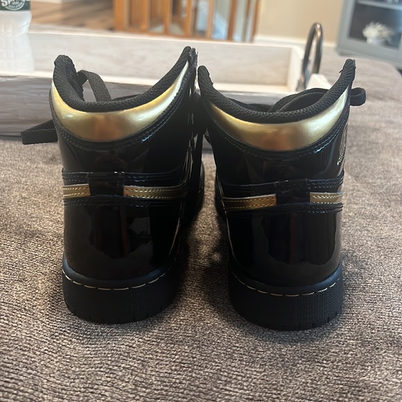 Black and gold airjordan ones (size 4Y) - Picture 3 of 5